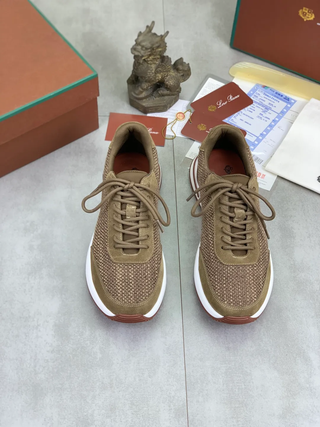 Men's men's shoes 💰P440 New model 💰 The latest casual shoes Loro Piana 💯 Top grade 💯 Buy the original copy 💯 Founded the existing Loro Piana company on April 24, 1924. It is now the sixth generation of family business, providing top quality products to customers who are discerning about taste and quality. Imported original fly woven fabric with cowhide fabric, plain calfskin lining. Hand-sewn thread with cowhide feet. Original packaging. High-end outsole. Size: 38-44 (customized for 45 and 46). 5️⃣ colors available.